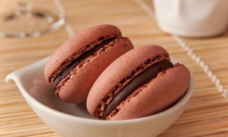 Рецепт миндальных пирожных макарон с шоколадной начинкой