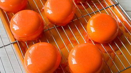 муссовое пирожное с шоколадом и маракуйей