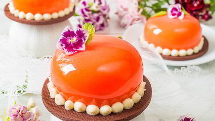 муссовое пирожное с шоколадом и маракуйей