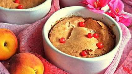 нежное пирожное с персиками