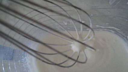 пирожное черный шоколад со взбитыми сливками