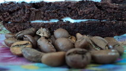 пирожное черный шоколад со взбитыми сливками