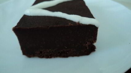 пирожное черный шоколад со взбитыми сливками