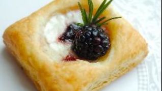 Пирожное из слоеного теста со сливочным сыром