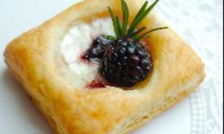 Рецепт пирожного из слоеного теста со сливочным сыром