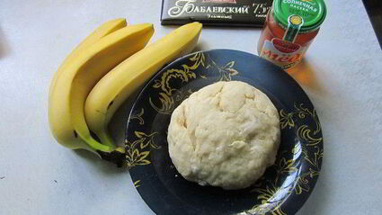 пирожное с банановой начинкой и горьким шоколадом