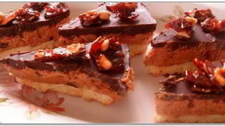 Пирожное Сникерс с малиной