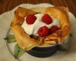 Пирожные из теста фило с ванильным кремом и малиной