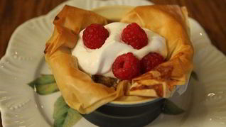 Пирожные из теста фило с ванильным кремом и малиной