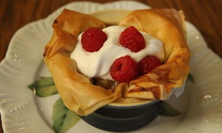 Рецепт пирожных из теста фило с ванильным кремом и малиной