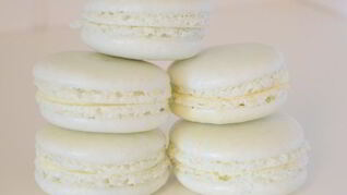 Пирожные макароны на французской меренге