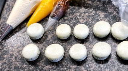 пирожные макароны на французской меренге