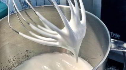 пирожные макароны на французской меренге