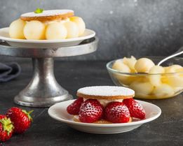 Пирожные с дыней, клубникой и кремом шибуст