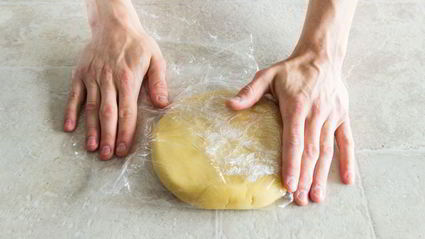 пирожные с дыней, клубникой и кремом шибуст