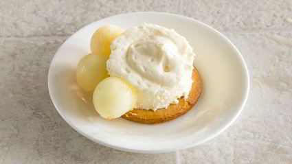 пирожные с дыней, клубникой и кремом шибуст