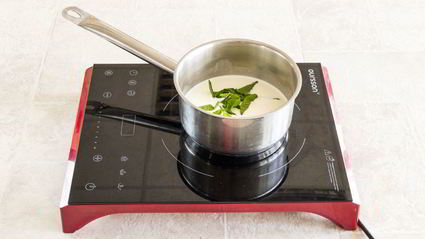 пирожные с дыней, клубникой и кремом шибуст