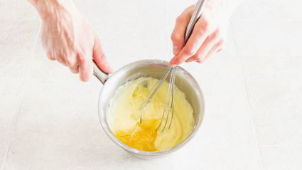 пирожные с дыней, клубникой и кремом шибуст