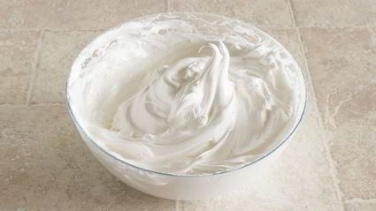 пирожные с дыней, клубникой и кремом шибуст