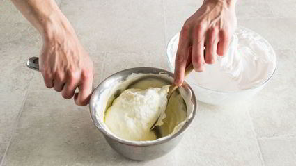 пирожные с дыней, клубникой и кремом шибуст