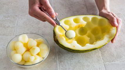 пирожные с дыней, клубникой и кремом шибуст