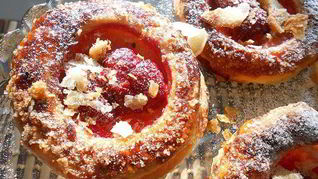 Простое пирожное с клубникой