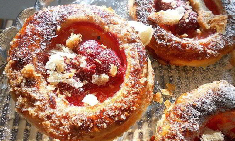 Рецепт простого пирожного с клубникой