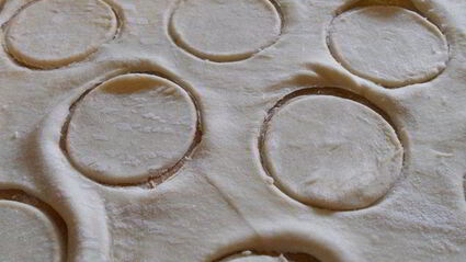 простое пирожное с клубникой