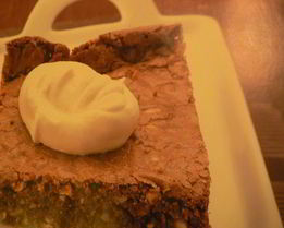 Шоколадно-ореховое пирожное со сливками