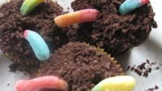 Шоколадные пирожные с червячками