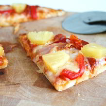 Пицца с ананасами