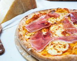 Домашняя пицца с пармской ветчиной