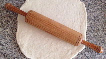 дрожжевая пицца с помидорами и курицей