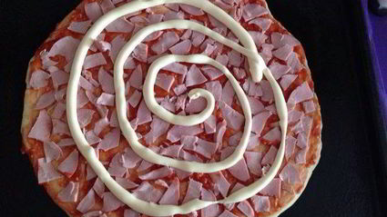 дрожжевая пицца с помидорами и курицей