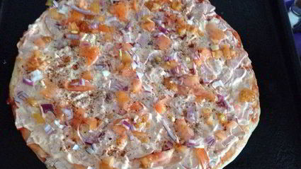 дрожжевая пицца с помидорами и курицей