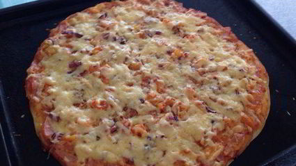 дрожжевая пицца с помидорами и курицей