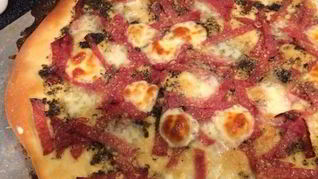 Итальянская пицца с орегано, салями и моцареллой