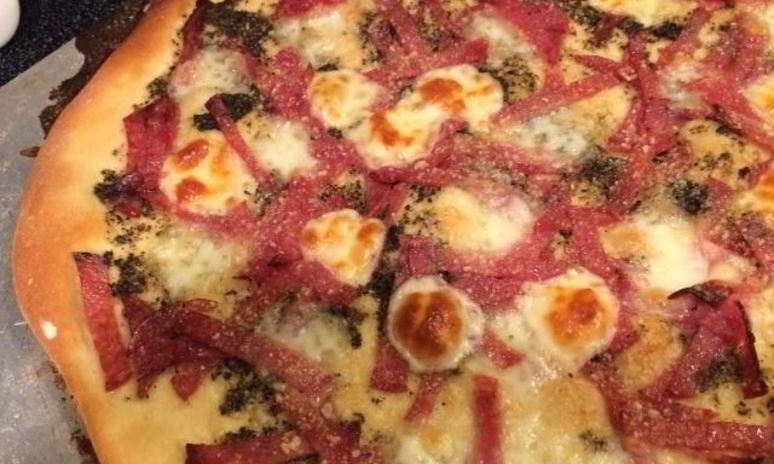 Рецепт итальянской пиццы с орегано, салями и моцареллой