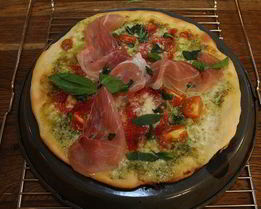 Хрустящая пицца с ветчиной, помидорами и перцем