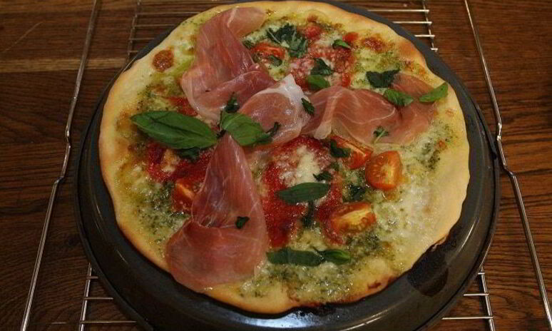 Рецепт хрустящей пиццы с ветчиной, помидорами и перцем