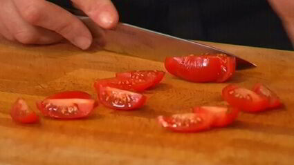 хрустящая пицца с ветчиной, помидорами и перцем