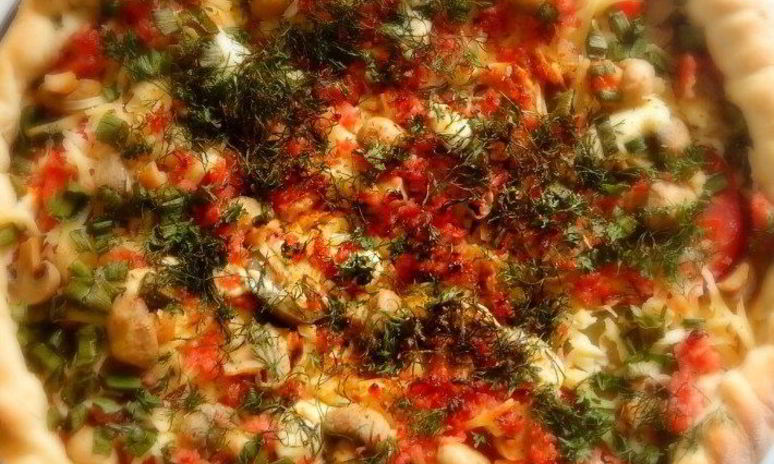 Рецепт летней пиццы с колбасой и овощами