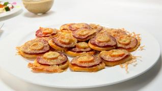 Мини-пицца с салями и томатами черри