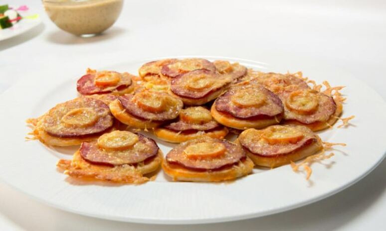 Рецепт мини-пиццы с салями и томатами черри