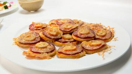 мини-пицца с салями и томатами черри