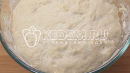 мини-пиццы с ветчиной, маслинами и моцареллой