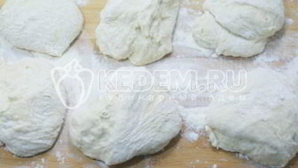 мини-пиццы с ветчиной, маслинами и моцареллой