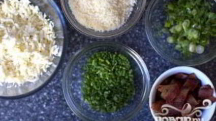 пицца на завтрак с беконом, сыром и яйцами