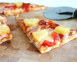 Пицца с ананасами и колбасой