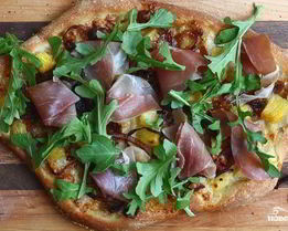 Пицца с ананасами